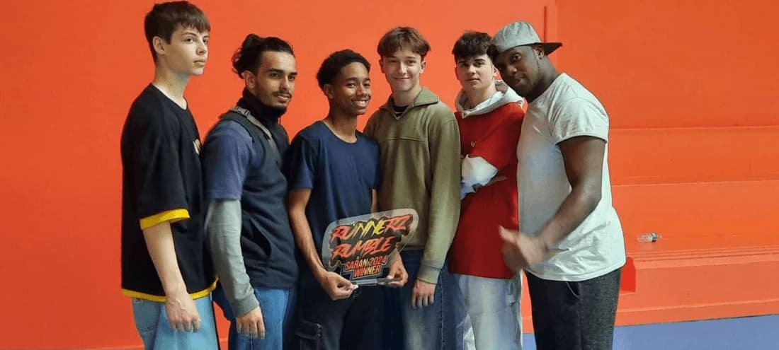 Winning crew holding the Runnerz Rumble trophy